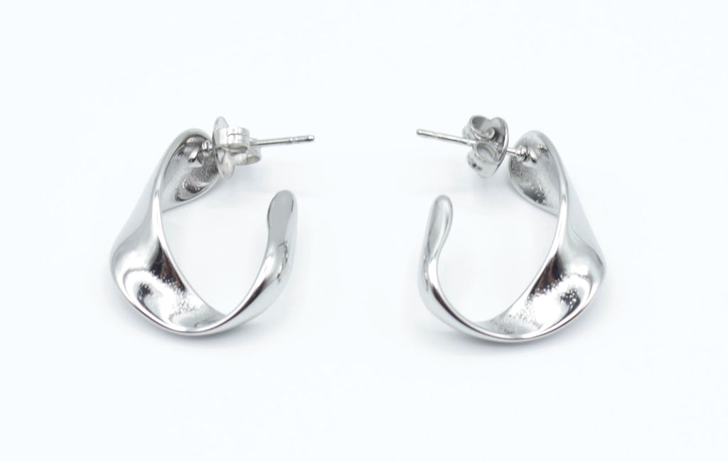 Pendiente aro Pluie acero inoxidable plateado diseño llamativo de textura onduladas, combinables con otros pendientes. - DELACABRA