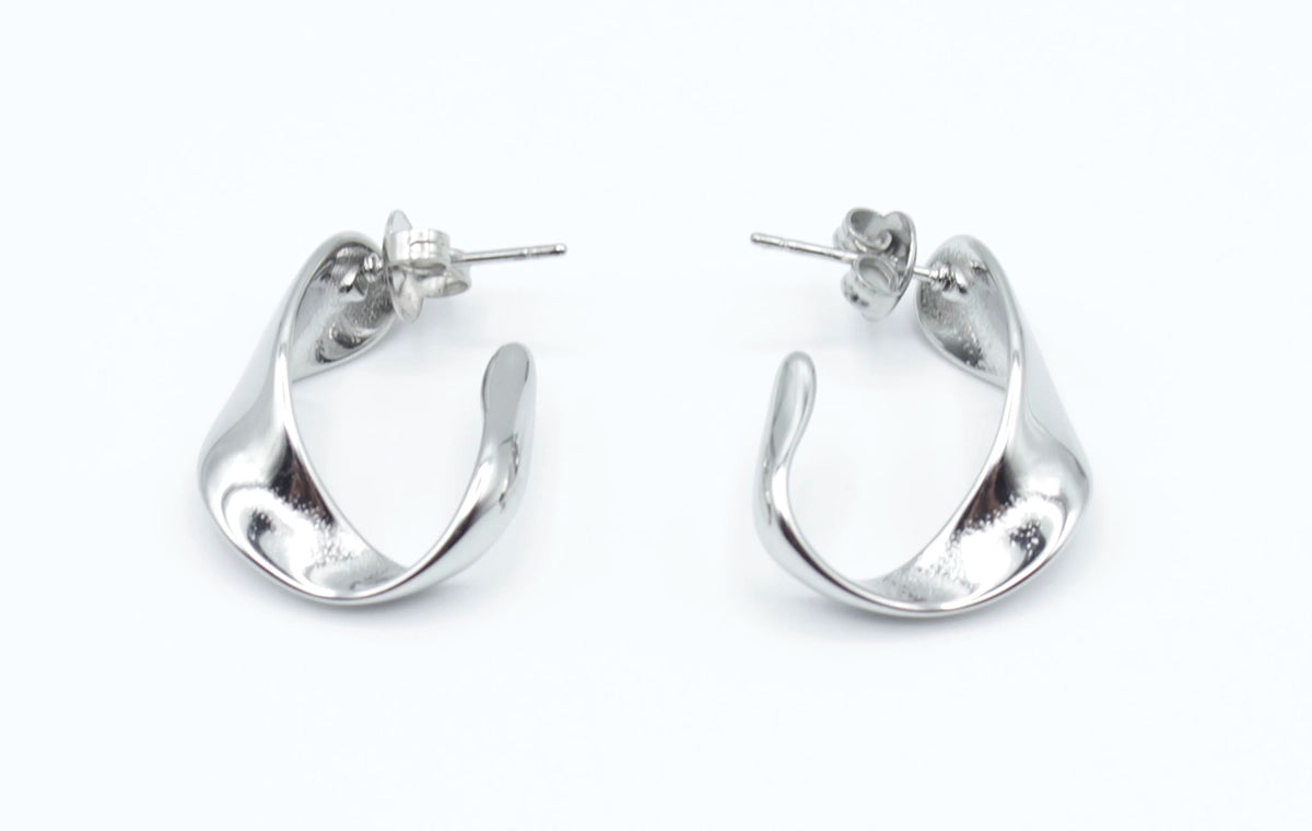 Pendiente aro Pluie acero inoxidable plateado diseño llamativo de textura onduladas, combinables con otros pendientes. - DELACABRA