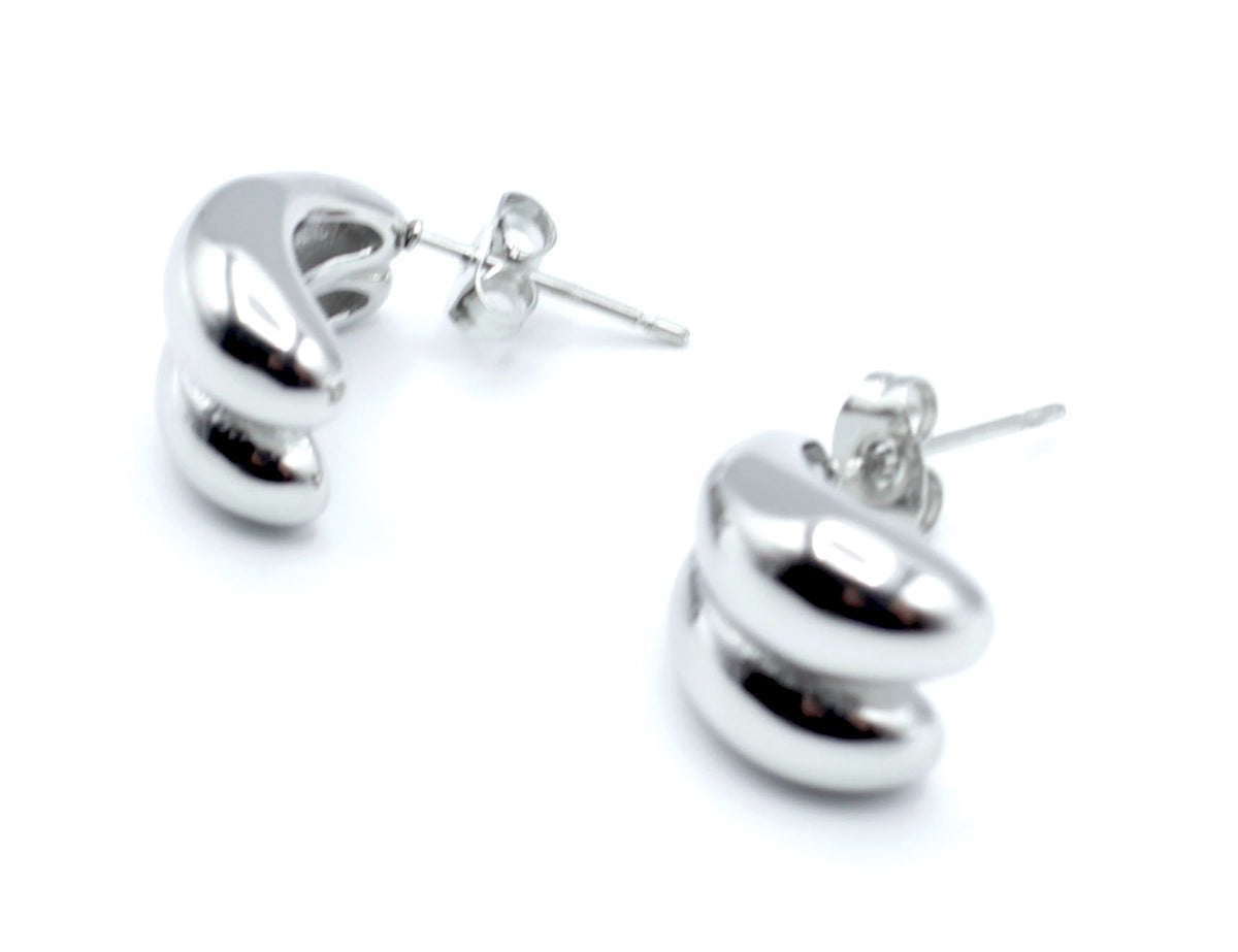 Pendientes Together acero inoxidable plateado, vista anterior, detalle de ser cóncavoslo cual hace el pendiente mas ligero, hipoalergénico y resistentes. - DELACABRA
