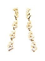 Pendientes Up In Flames acero inoxidable dorado, largos inspirados en las llamas, acabado brillante, ligeros y con cierre a presión tipo mariposa. - DELACABRA