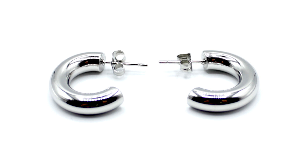 Pendientes Aro Little acero inoxidable plateado, forma semi-circular que aporta un aire actual y sofisticado. - DELACABRA