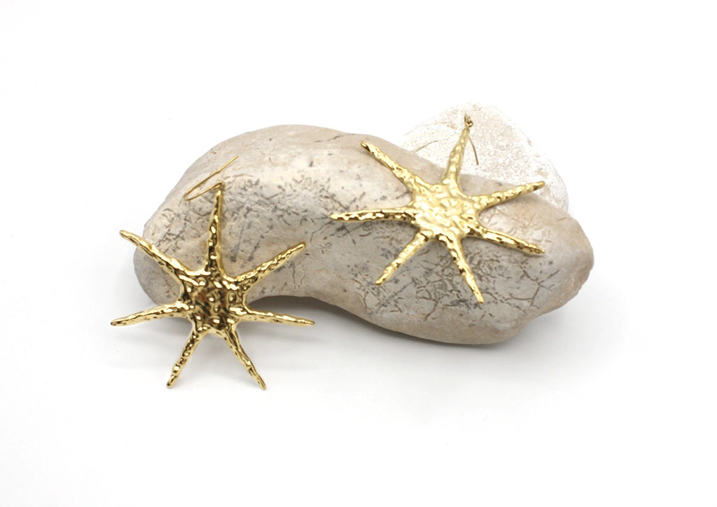 Pendientes Blake acero inoxidable dorado, diseño totalmente inspirado en la naturaleza, el mar, la estrella de mar como sentido de la frescura. ligeros, elegantes e hipoalergénicos. DELACABRA.COM