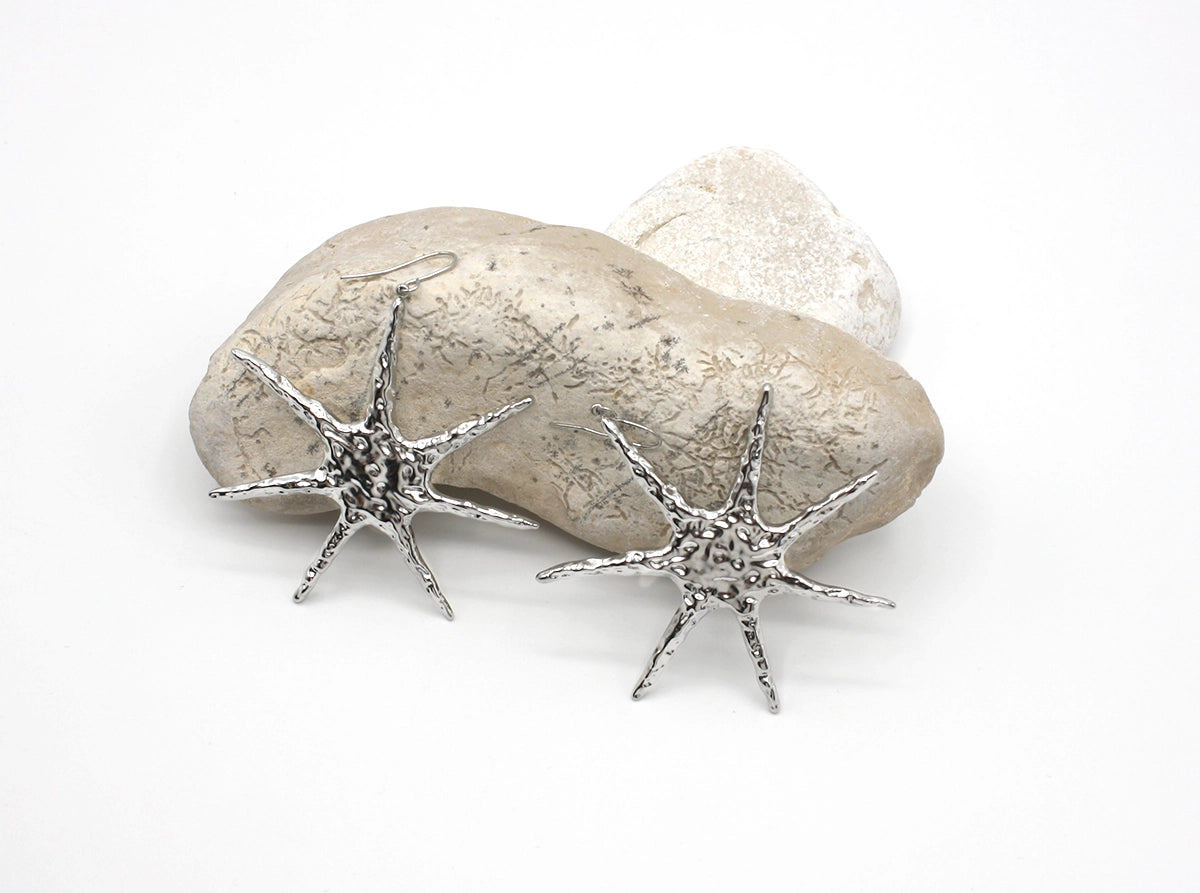 Pendientes Blake acero inoxidable plateado, textura rústica brillante de aspecto orgánico y fluido, resistentes, hipoalergénico y resistente al agua. DELACABRA.COM