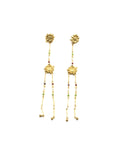 Pendientes jara con dos floresde pétalos conectadas con eslabones con piedras de colores. Delacabra