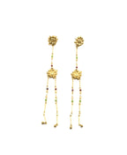 Pendientes jara con dos floresde pétalos conectadas con eslabones con piedras de colores. Delacabra