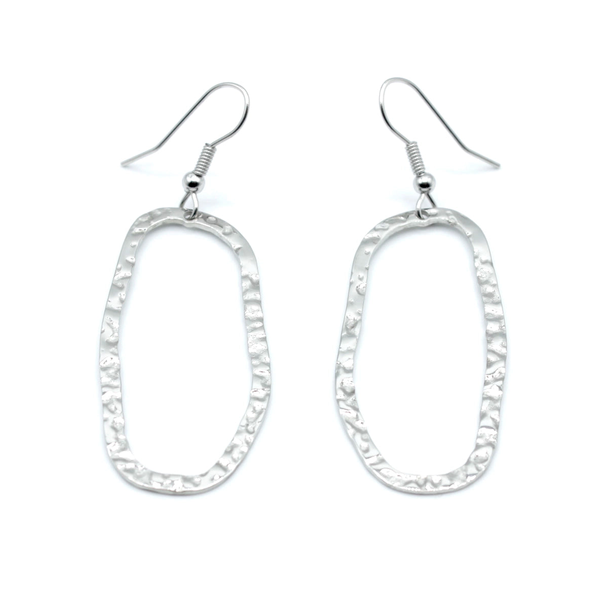 Pendientes Oslo acero inoxidable plateado un accesorio ideal que nunca puede faltar, ligero y versátil puede usarse desde tu look casual al mas elegante. hipoalergénico, brillante y resistente. - DELACABRA
