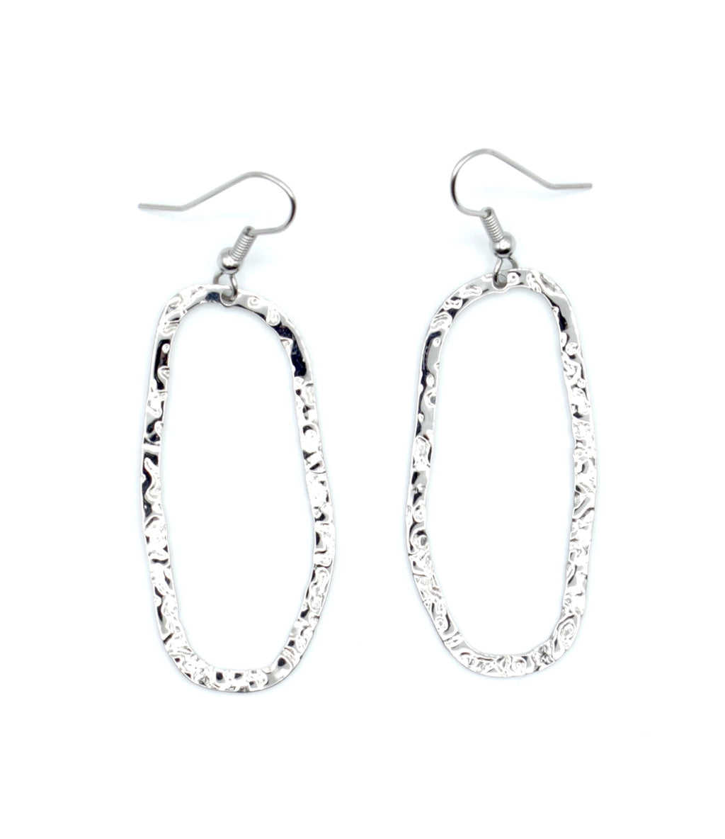 Pendientes Oslo acero inoxidable plateado con un diseño moderno y fresco, un aro grande en forma de ovalo, acabado rugoso brillante con cierre de gancho. - DELACABRA