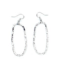 Pendientes Oslo acero inoxidable plateado con un diseño moderno y fresco, un aro grande en forma de ovalo, acabado rugoso brillante con cierre de gancho. - DELACABRA