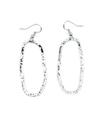 Pendientes Oslo acero inoxidable plateado con un diseño moderno y fresco, un aro grande en forma de ovalo, acabado rugoso brillante con cierre de gancho. - DELACABRA