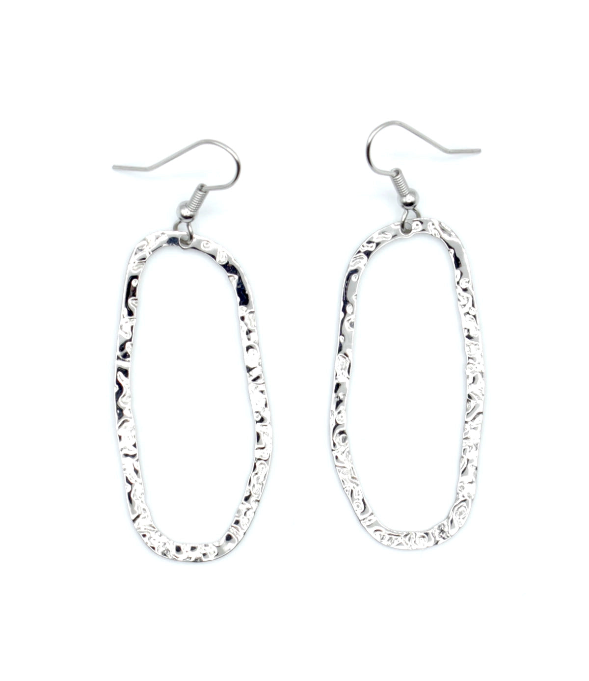 Pendientes Oslo acero inoxidable plateado con un diseño moderno y fresco, un aro grande en forma de ovalo, acabado rugoso brillante con cierre de gancho. - DELACABRA