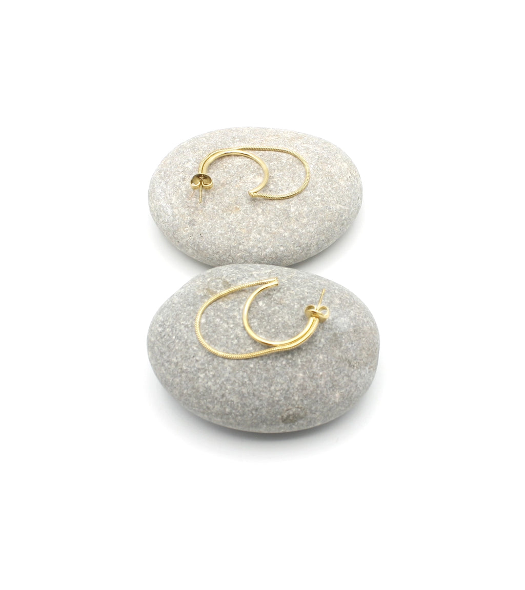 Pendientes Riri acero inoxidable dorado diseño discreto y ágil, perfecto para usarlos todo el día, resistentes, hipoalergénicos y versátiles. DELACABRA