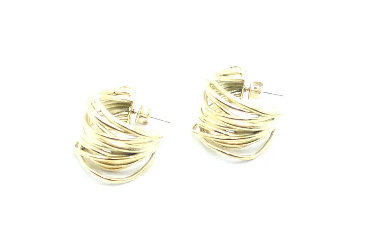 Pendientes dorados Anémona en acero inoxidable de DELACABRA, hipoalergénicos, no destiñen y con textura envolvente, vista inclinada.