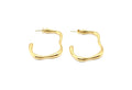 Pendientes de aro abierto Caudal dorados con relieve ondulado. Joya street style amable con la piel de DELACABRA.