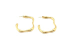 Pendientes de aro abierto Caudal dorados con relieve ondulado. Joya street style amable con la piel de DELACABRA.