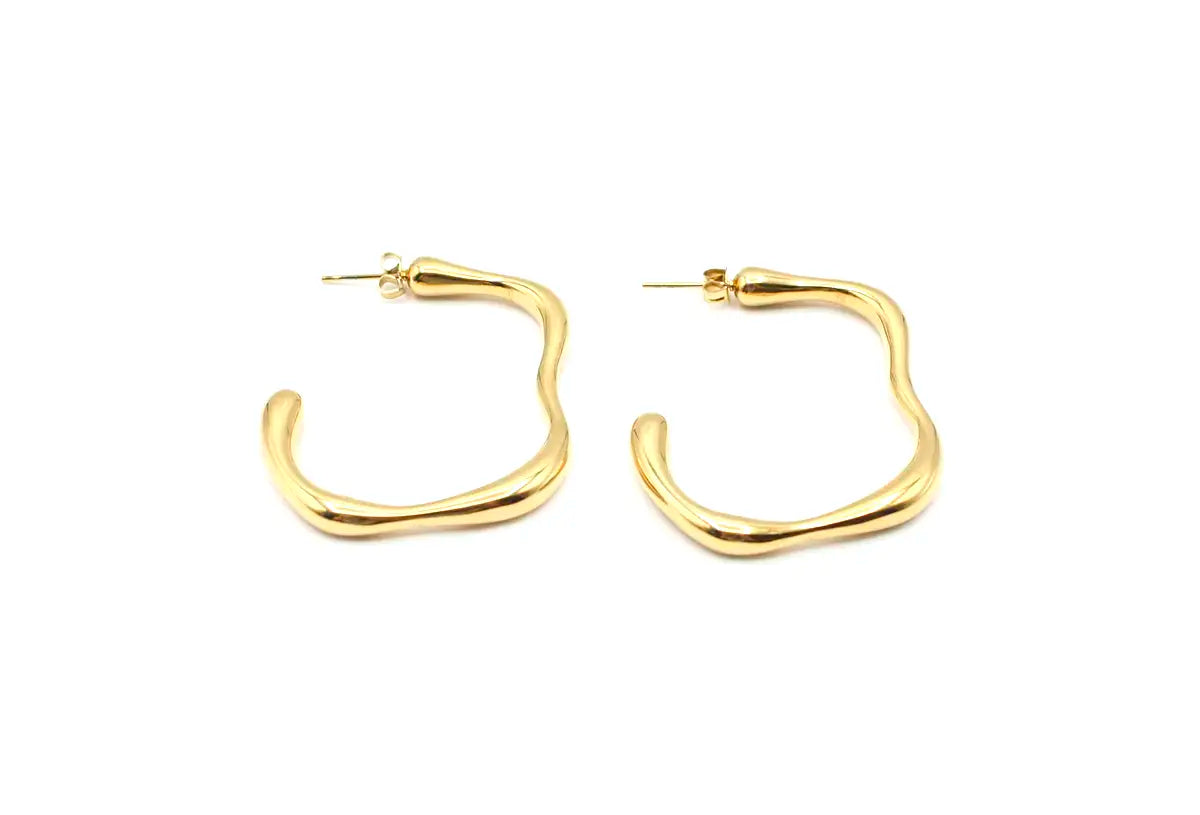 Pendientes de aro abierto Caudal dorados con relieve ondulado. Joya street style amable con la piel de DELACABRA.