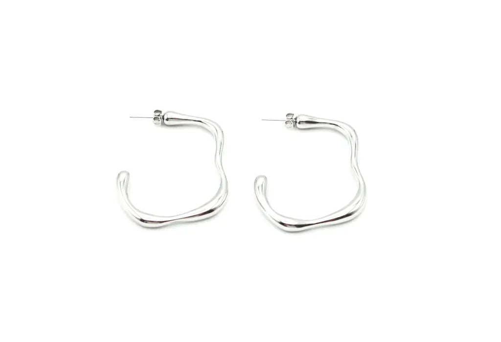 Pendientes plateados Caudal con silueta de media luna y textura fluida. Acero resistente al agua DELACABRA.