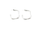 Pendientes plateados Caudal con silueta de media luna y textura fluida. Acero resistente al agua DELACABRA.