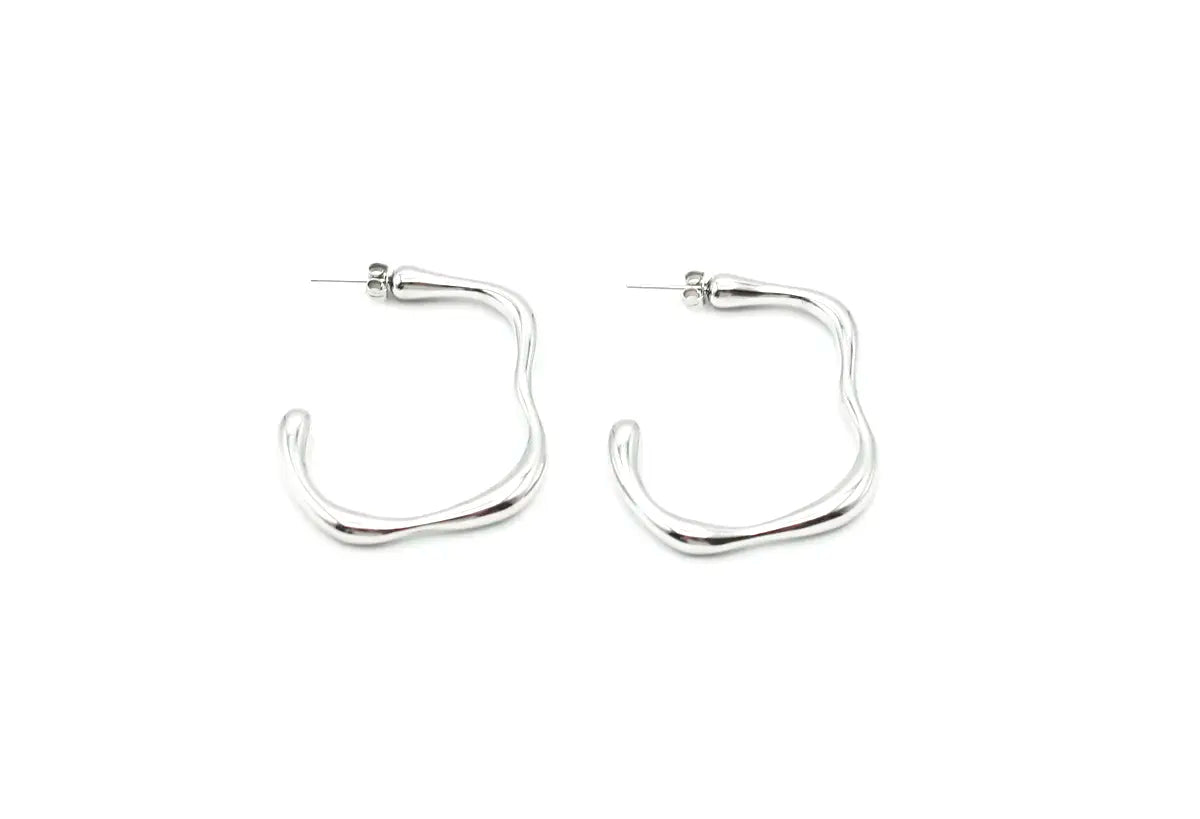 Pendientes plateados Caudal con silueta de media luna y textura fluida. Acero resistente al agua DELACABRA.