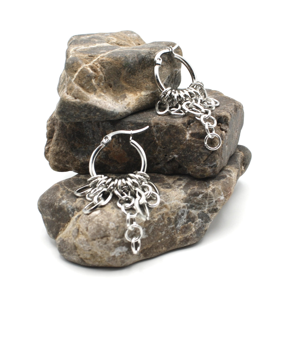 Pendientes de aro Hailey acero inoxidable plateado para mujer resistentes al agua e hipoalergénicos. DELACABRA