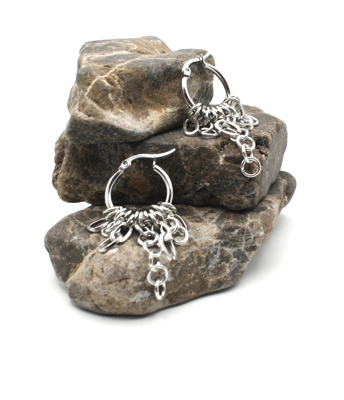 Pendientes de aro Hailey acero inoxidable plateado para mujer resistentes al agua e hipoalergénicos. DELACABRA