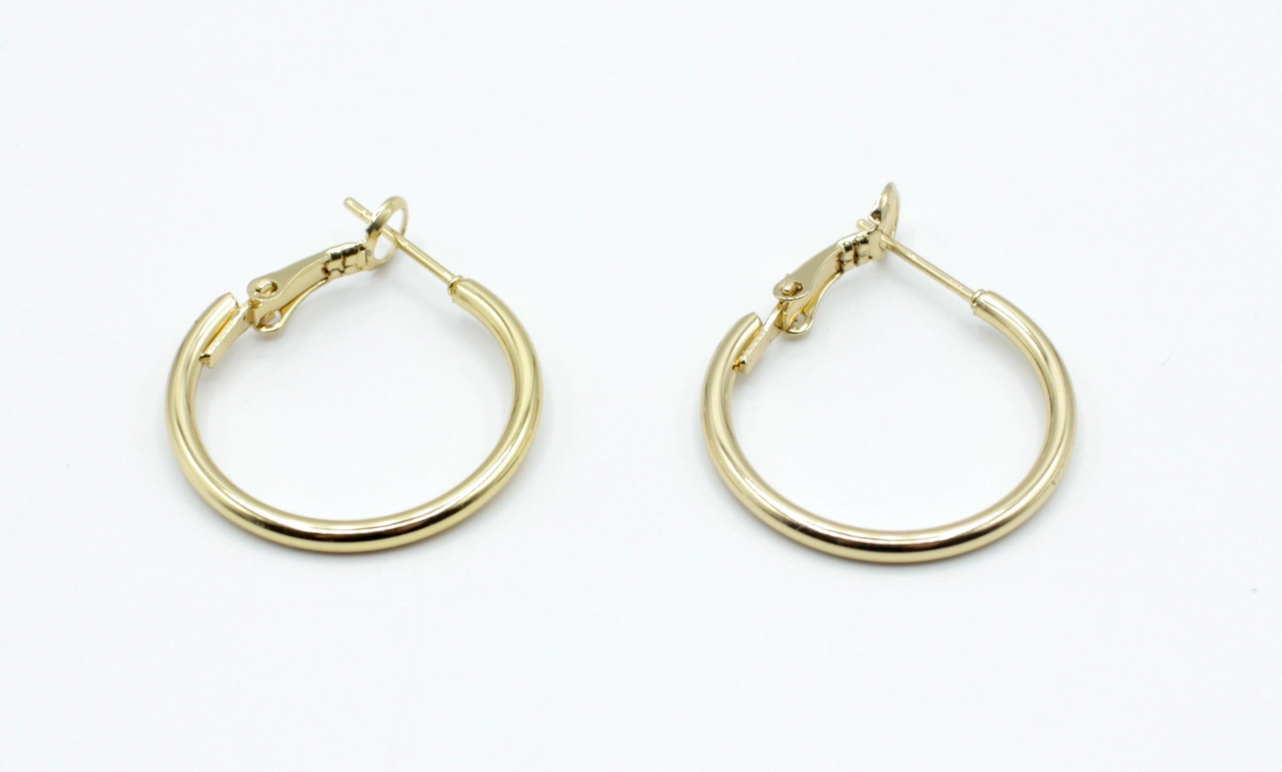 Pendientes aro mini dorados de acero inoxidable de 25 mm sobre fondo blanco