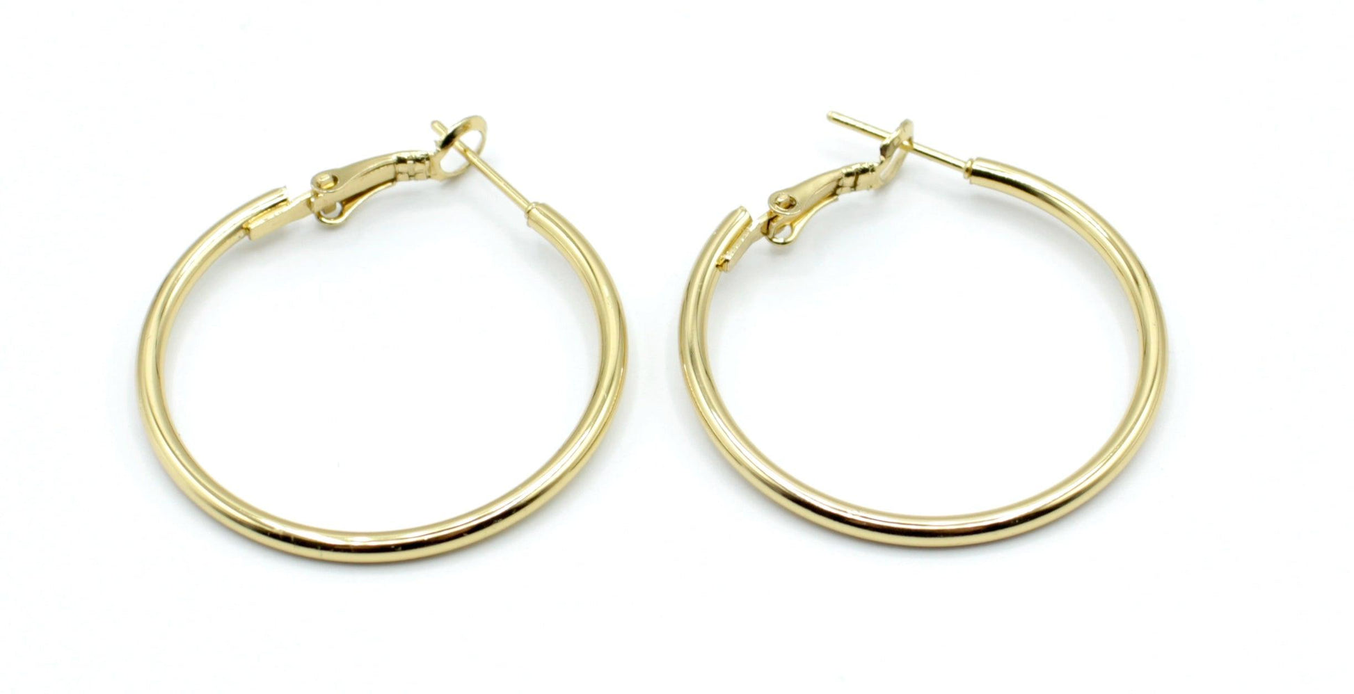 Pendientes de Aro Mini Dorados acero inoxidable 32 mm, pieza versátil ideal para el día a día, se adapta a todos los looks. - DELACABRA