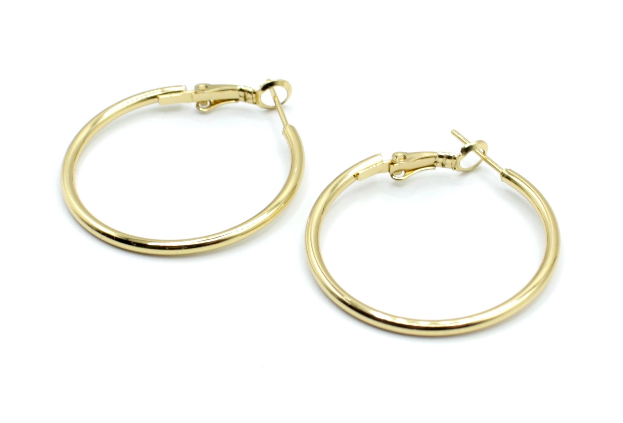 Pendientes aro mini dorados de acero inoxidable, diseño sencillo sobre fondo blanco.