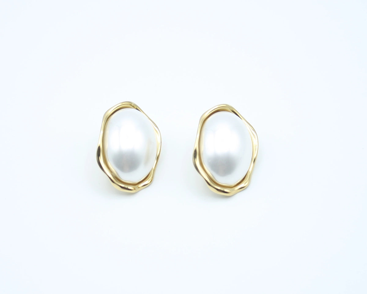 Pendientes Blanc acero inoxidable dorado con resina perlada vista frontal, elegantes y originalescon un aire atemporal y sofisticado, acabado del acero brillante espejo, ligeros y cómodos de llevar. - DELACABRA