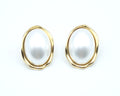 Pendientes Blanc acero inoxidable dorado con resina perlada contraste muy atractivo entre lo clásico y lo moderno, diseño minimalista con personalidad, estilo refinado y actual, hipoalergénicos. - DELACABRA