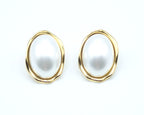 Pendientes Blanc acero inoxidable dorado con resina perlada contraste muy atractivo entre lo clásico y lo moderno, diseño minimalista con personalidad, estilo refinado y actual, hipoalergénicos. - DELACABRA