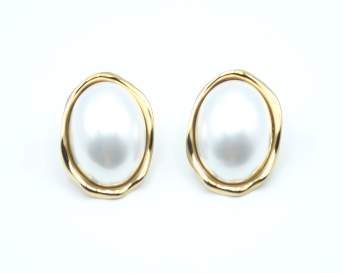 Pendientes Blanc acero inoxidable dorado con resina perlada contraste muy atractivo entre lo clásico y lo moderno, diseño minimalista con personalidad, estilo refinado y actual, hipoalergénicos. - DELACABRA