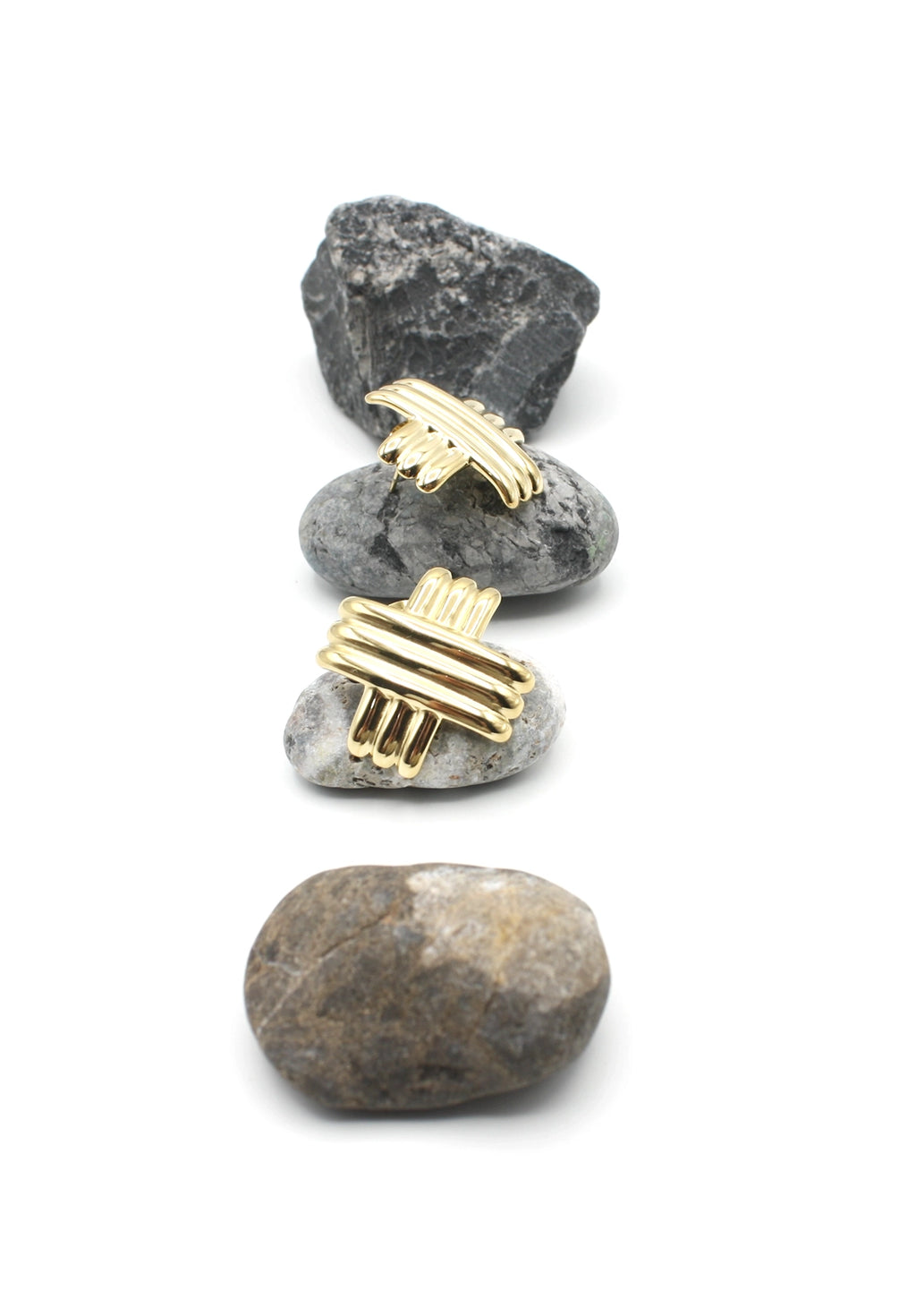 Pendientes de botón Emi acero inoxidable dorado diseño de forma geométrica en X, con tres barras en cada sentido, acabado brillante. DELACABRA