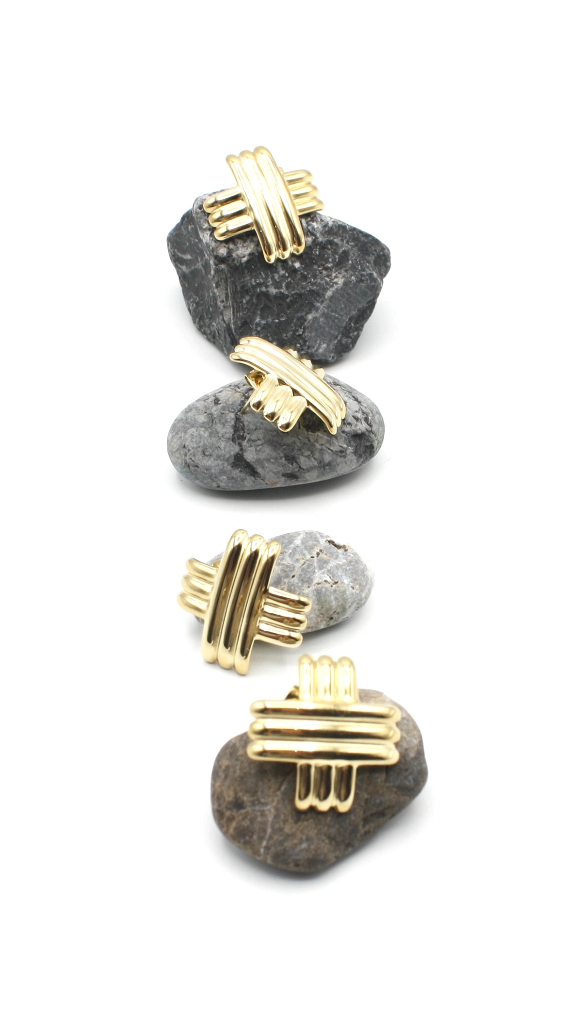 Pendientes de botón Emi acero inoxidable dorado lucen en rocas de mar, diseño sutil y elegante para toda ocasión, cierre de presión tipo mariposa. DELACABRA