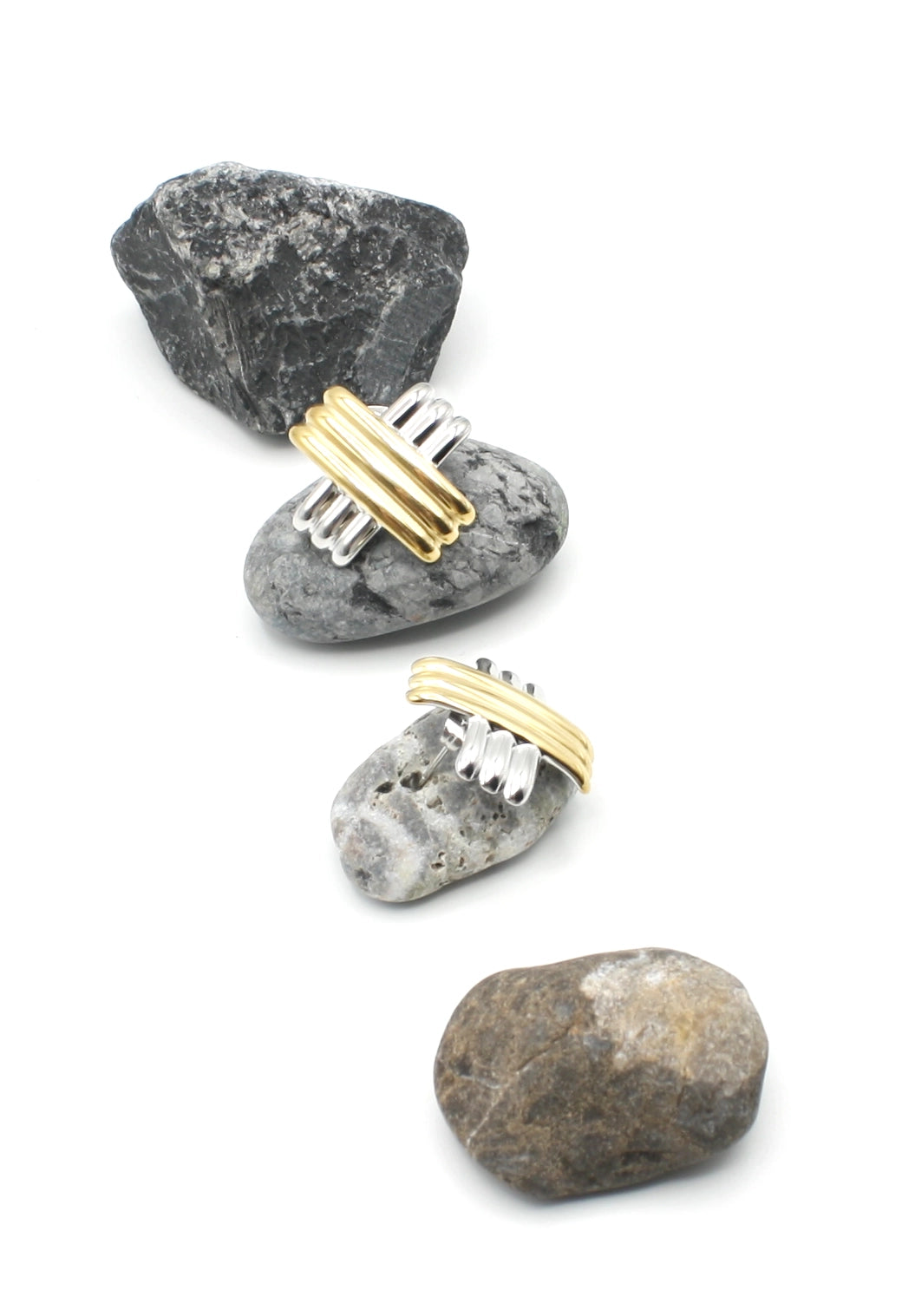 Pendientes de botón Emi acero inoxidable dorado y plateado, combinación moderna de los dos tonos, brillante, resistente al agua e hipoalergénicos. DELACABRA.COM