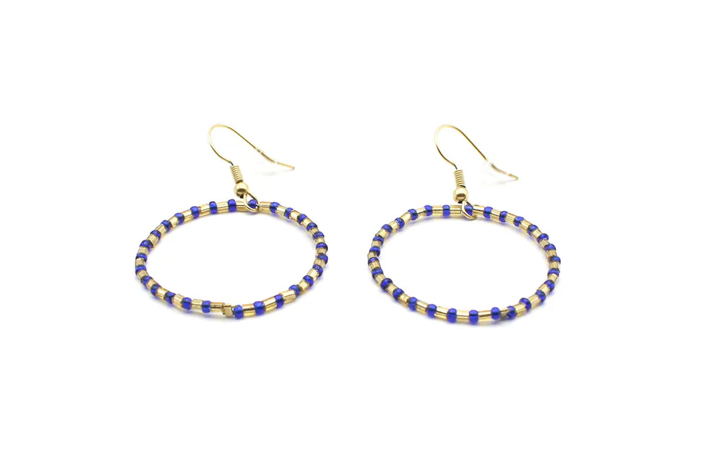 Pendientes Coral acero inoxidable  dorado resina azul y dorada, diseño moderno, contemporáneo y de belleza singular, perfecto para destacar con un accesorio llamativo pero elegante. - DELACABRA