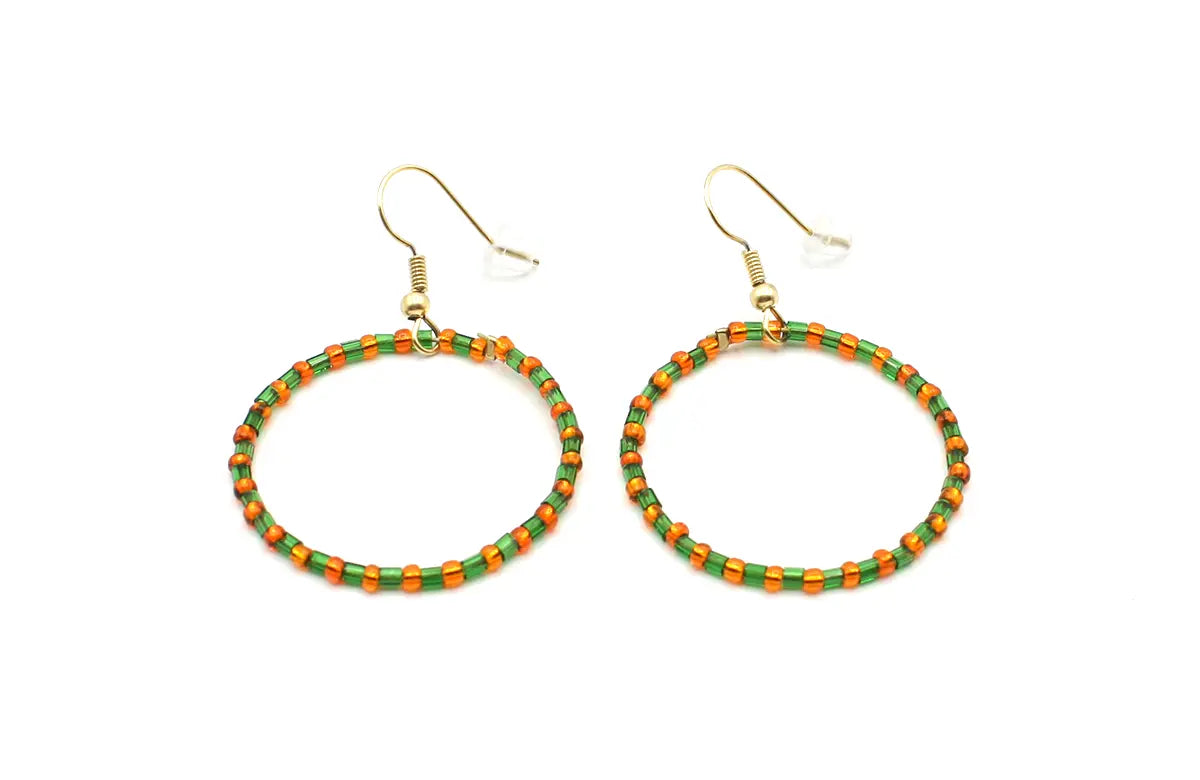 Pendientes Coral acero inoxidable  dorado y resina verde y naranja, vista frontal diseño moderno de colores muy vivos, perfecto para darle alegría a tu outlook. DELACABRA