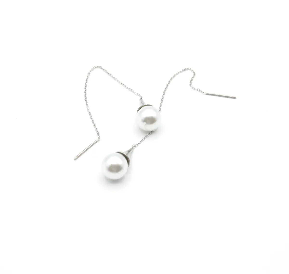 Pendientes largos Ivory acero inoxidable cadena larga con una perla al final, resina pintada con esmalte perlado. Delacabra