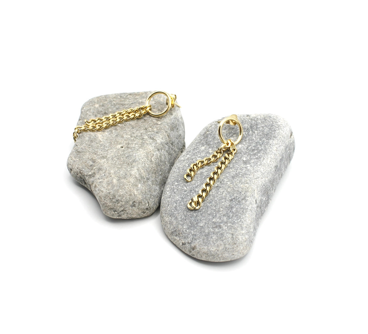 Pendientes largos Selena acero inoxidable dorado con dos cadenas colgante que dan movimiento y sensación de libertad, acabado brillante. DELACABRA