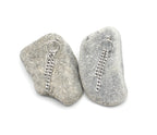 Pendientes largos Selena acero inoxidable plateado en roca gris de mar, diseño fresco, ligero y elegante, cierre a presión de mariposa. DELACABRA
