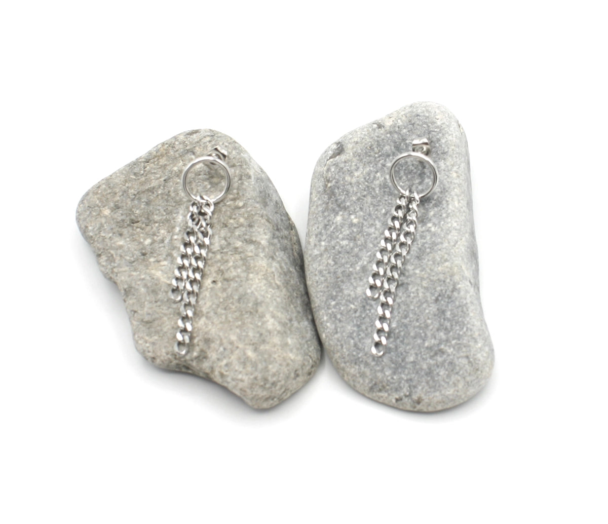 Pendientes largos Selena acero inoxidable plateado en roca gris de mar, diseño fresco, ligero y elegante, cierre a presión de mariposa. DELACABRA