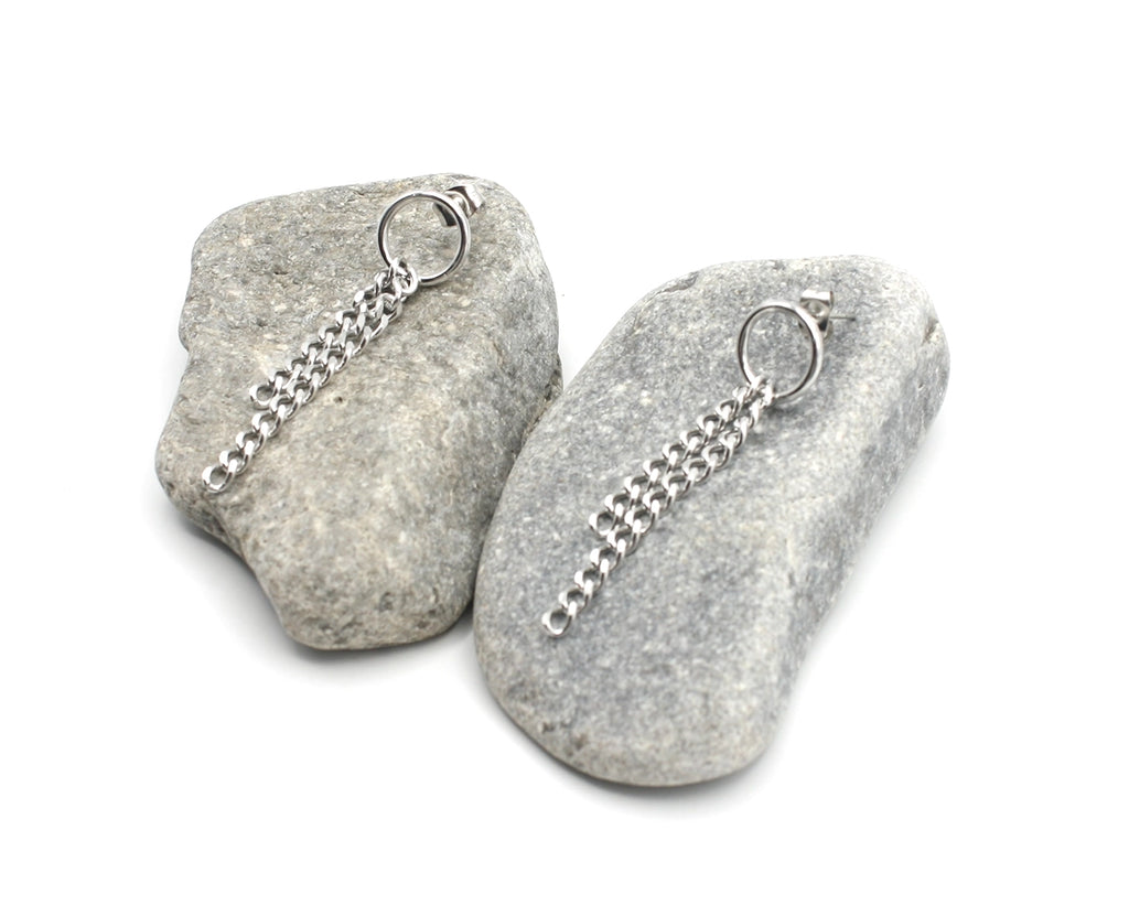 Pendientes largos Slena acero inoxidable plateado para mujer, diseño de aro pequeño con dos cadenas de eslabón mediano a manera de cascada, acabado brillante. DELACABRA.COM