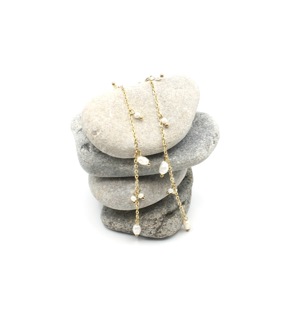 Pendientes largos Taylor acero inoxidable dorado con resina perlada, cierre de presión tipo mariposa, cadena de eslabones pequeños unidos a perlas de resina. DELACABRA