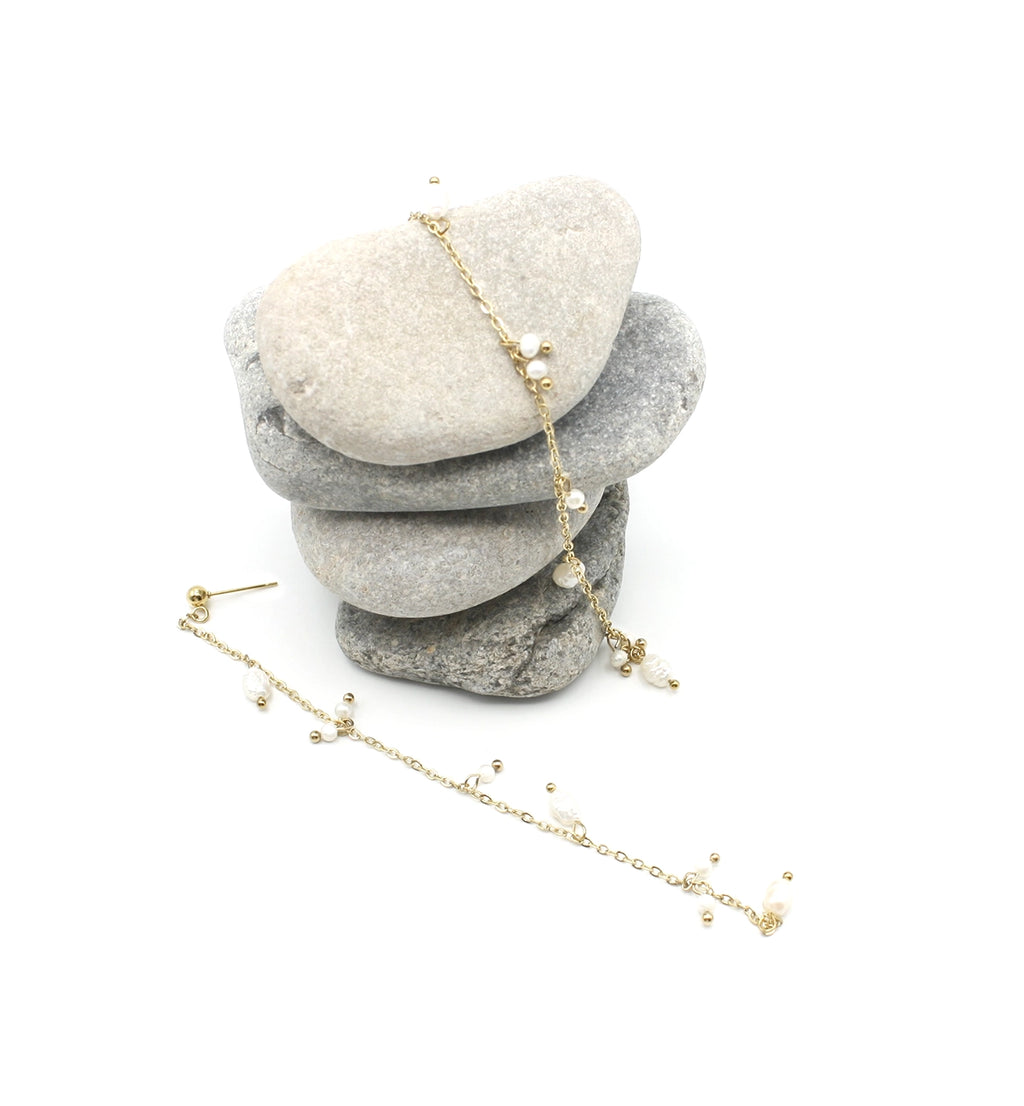 Pendientes largos Taylor acero inoxidable dorado con resina perlada, diseño elegante, sobrio, versátil y ligero,  resistentes e hipoalergénicos. DELACABRA