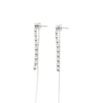 Pendientes largos plateados acero inoxidable, diseño moderno de una parte frontal de bolas unidas y una detrás del lóbulo de una cadena fina unida al cierre de mariposa. Delacabra