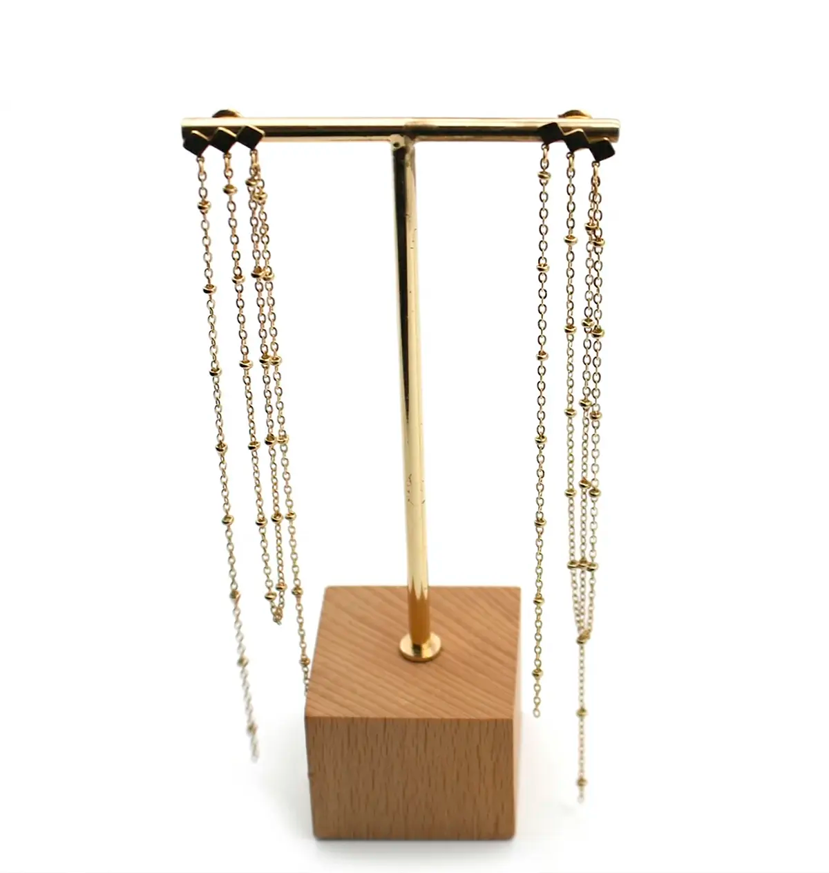 Pendientes largos elixir diseño de una barra con tres rombos de los cuales cuelgan a manera de hilos sendas cadenas. Delacabra