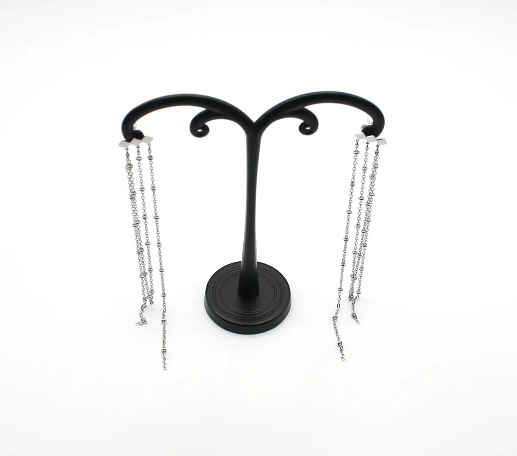 Pendientes Elixir colgados sobre una base metálica, diseño pensado para ser el centro de la atención de tu outfit. Delacabra