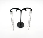 Pendientes Elixir colgados sobre una base metálica, diseño pensado para ser el centro de la atención de tu outfit. Delacabra