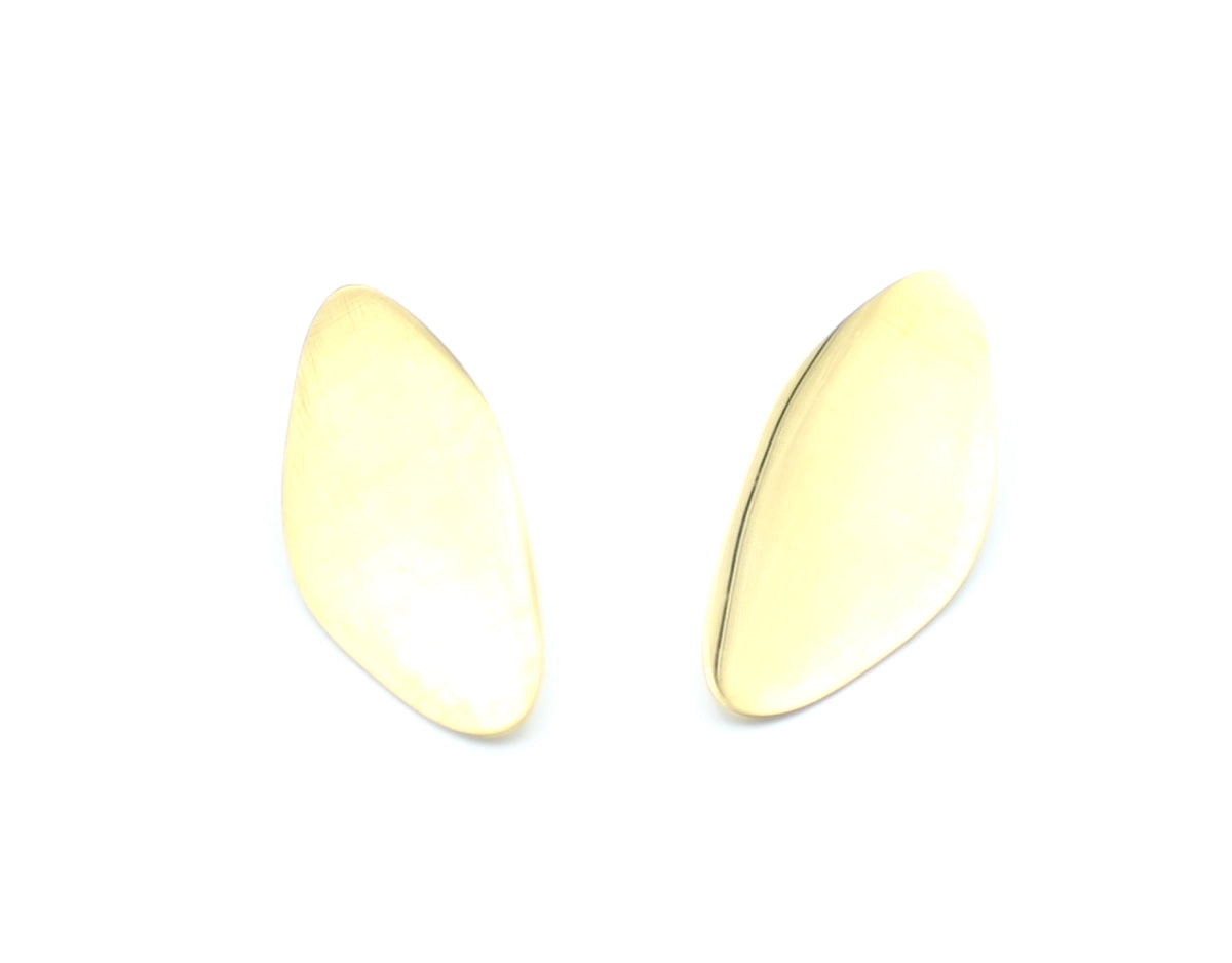 Pendientes Loa acero inoxidable dorado, vista frontal, acabado brillante espejo, ligeros y cómodos, hipoalérgenicos y elegantes. - DELACABRA
