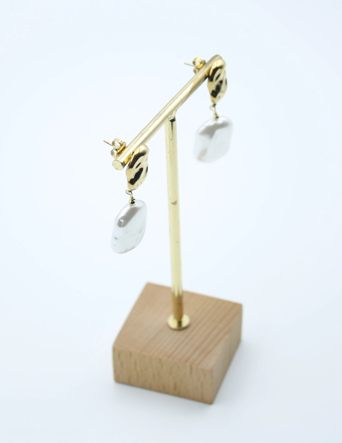 Pendientes Marbella acero inoxidable dorado en expositor diseño elegante y atemporal, el brillo del metal y las perlas hacen de éstos un accesorio moderno y singular, acero hipoalergénico, ligeros para llevarlos en cada ocasión. - DELACABRA