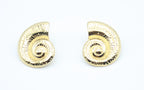Pendientes Orilla acero inoxidable  dorado diseño inspirado en una caracola con relieve, acabado brillante, cierre de presión tipo mariposa. - DELACABRA 